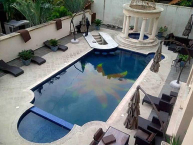 Las piscinas y áreas de recreación eran una constante en las mansiones. 