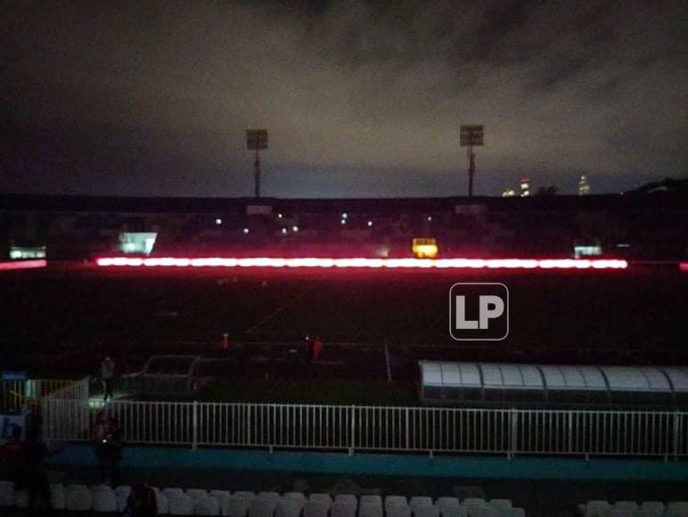 Minutos antes del inicio del partido Motagua-Real Sociedad falló el fluido eléctrico en el estadio Nacional Chelato Uclés.