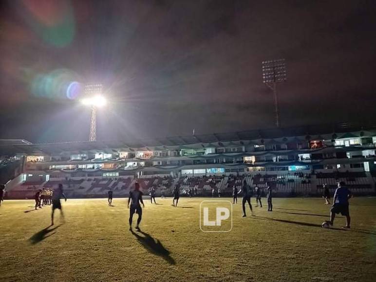 Mientras volvía la luz por completo al estadio, los jugadores de ambos equipos calentaban.