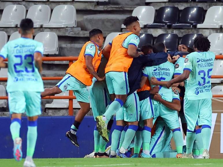 Los jugadores del Motagua celebrando el gol de Eddie Hernández que les dio la clasificación a cuartos de final de la Concachampions.