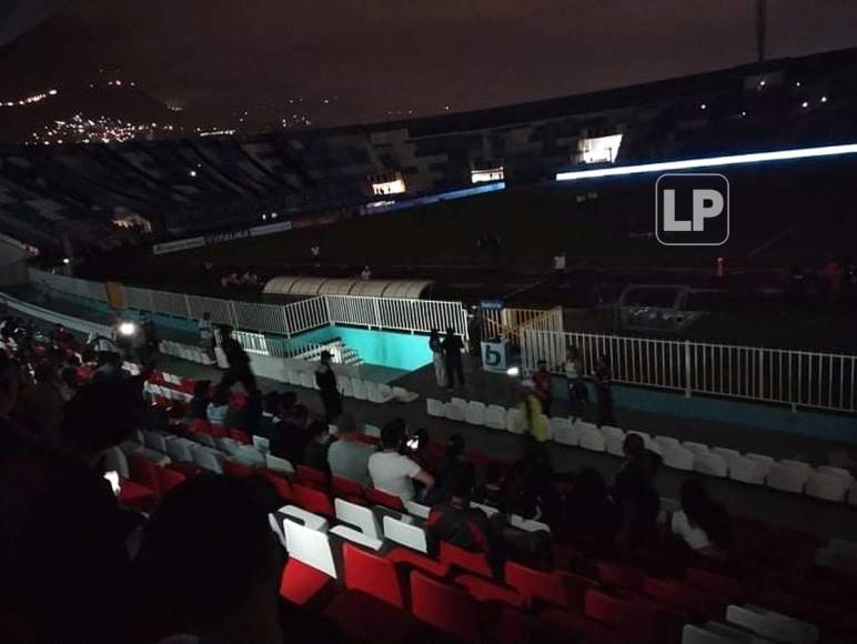 El estadio Nacional Chelato Uclés quedó a oscuras por un buen rato y el partido se retrasó.