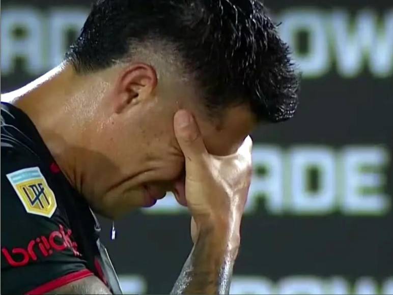 Enzo Pérez, quien fue el primero en auxiliar a Javier Altamirano, rompió a llorar por el escalofriante momento que vivió su compañero.