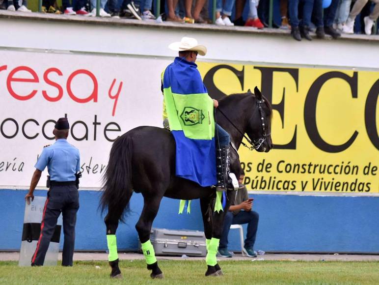 Un hombre recorre con un caballo la cancha del estadio Juan Ramón Brevé Vargas antes del partido.