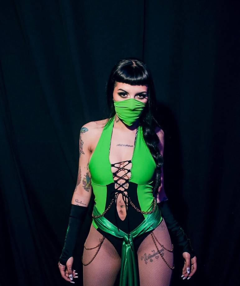 Mientras Ángela Aguilar ha sido duramente criticada por sus acciones y declaraciones respecto a su matrimonio con Nodal, Cazzu ha sido muy admirada y elogiada por su inteligencia emocional y seguridad al hablar del tema, confirmando que sí sufrió tristeza y depresión, pero que poco a poco lo ha superado. 