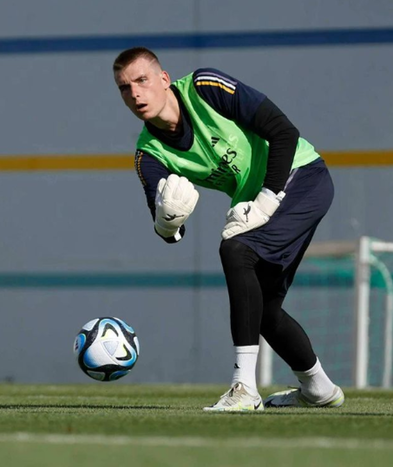 El portero ucraniano del Real Madrid, que, de acuerdo con los diarios locales, rechazó salir en esta ventana de mercado, disputó la pasada temporada 12 encuentros con la camiseta blanca, en los que recibió 13 tantos.