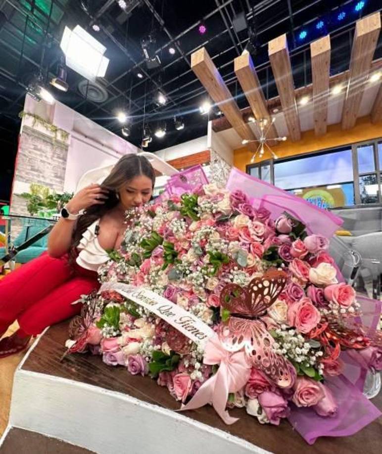 El momento especial, en el que Javian Thompson le pidió matrimonio a Alejandra, ocurrió durante un viaje a Roatán, al que asistieron ambas familias.