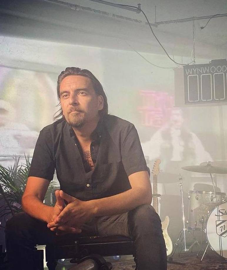 “¡Aún estoy en shock! Fuerza para su familia. Feliz transición para su alma. Siempre recordaré su gran sentido del humor. Allá nos encontraremos hermano. RIP Adrián”, escribió Avellanet en Instagram acompañado de una foto de Olivares cuando era adolescente.