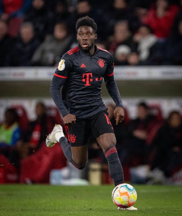 Real Madrid va por otro bombazo: Alphonso Davies termina contrato con el Bayern en 2025 y no tiene intenciones de renovar. Real Madrid ya le trasladó al equipo bávaro una propuesta que ronda los 40 millones de euros. En Múnich comenzaron las negociaciones ya que el jugador también se marcharía libre el próximo año.
