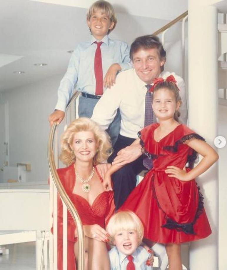 En 1977, el magnate estadounidense contrajo matrimonio con su primera esposa, Ivana Trump. Durante su relación, la pareja tuvo tres hijos: Donald Jr., Ivanka y Eric.