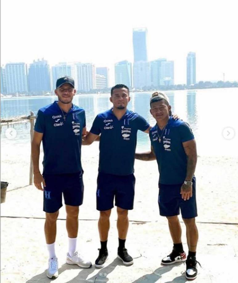 Ángel Tejeda, Walter Martínez e Iván López posando para una foto del recuerdo en la visita a la lujosa capital de los Emiratos Árabes Unidos.