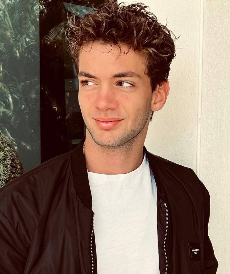 Cientos de seguidoras de su padre, y ahora de él han mencionado que si se lanzará como modelo profesional Christopher sería muy exitoso, pero todo apunta a que al joven no le interesa ya que su pasión es jugar béisbol y otros deportes.