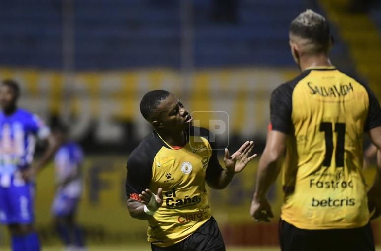 Júnior Lacayo anotó el gol que sentenció el partido en el estadio Morazán. Foto Yoseph Amaya.