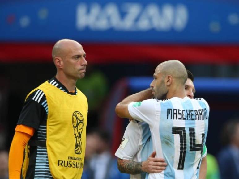 Javier Mascherano se fue a consolar a Messi luego de la derrota que le costó la eliminación en octavos a Argentina.