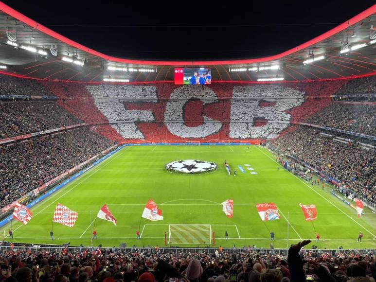 Así lució el Allianz Arena cuando sonaba el himno de la UEFA Champions League.
