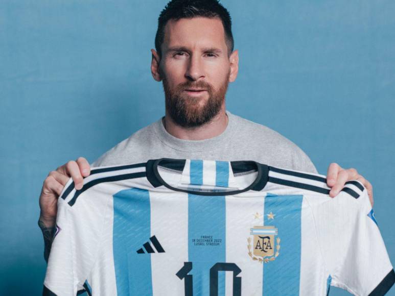 Un paquete de seis camisetas que el astro argentino Lionel <b>Messi</b> usó durante el Mundial-2022 celebrado en Catar serán rematadas en diciembre, anunció la casa de subastas Sotheby’s el lunes, estimando su valor en más de 10 millones de dólares.