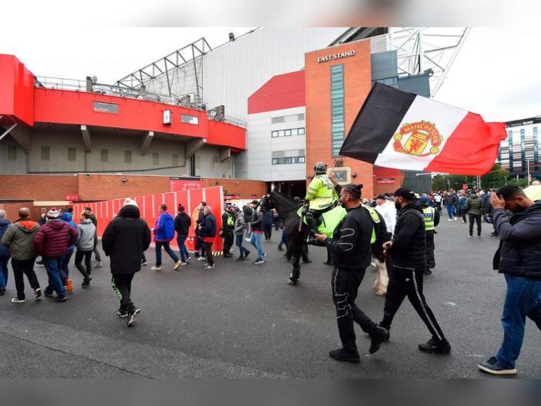 Antes del pitazo final, los aficionados del Manchester United decidieron irse del Teatro de los Sueños.