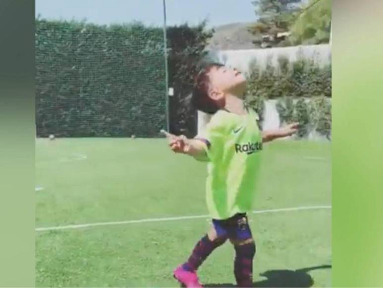 Zurdo como su padre y amante del fútbol como todo argentino, Mateo celebra los goles como su padre.