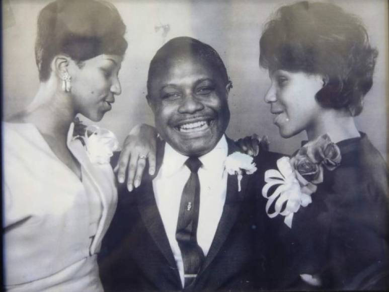 Aretha dio sus primeros pasos en la música cantando en el coro de la iglesia Bautista New Bethel asistida por su padre, el pastor C.L. Franklin.<br/><br/>En foto Franklin (i) junto a su padre (c) y su hermana Caroline.<br/><br/><br/>