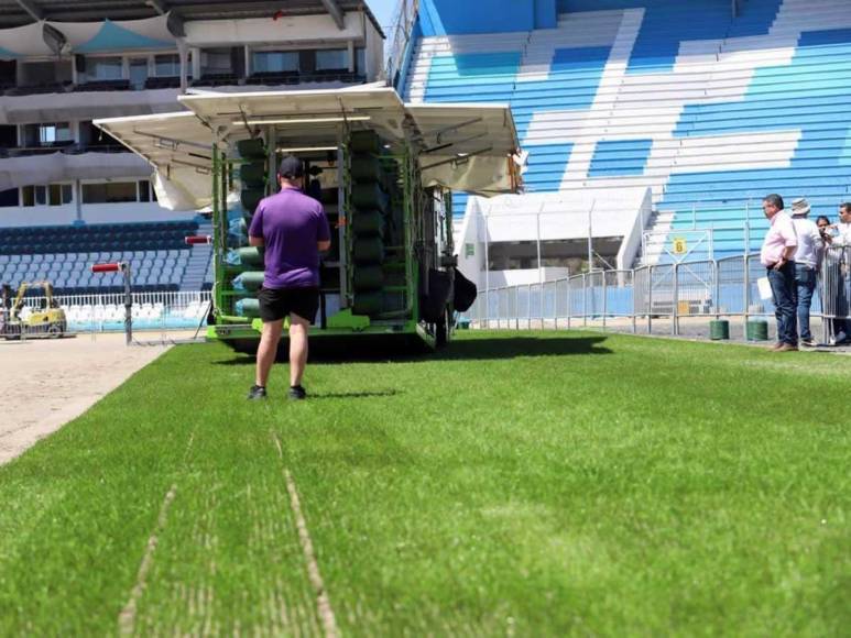 En el estadio Nacional Chelato Uclés de Tegucigalpa ya se empezó a instalar la nueva grama sintética que tendrá el inmueble y que sería una de las mejores de Centroamérica.