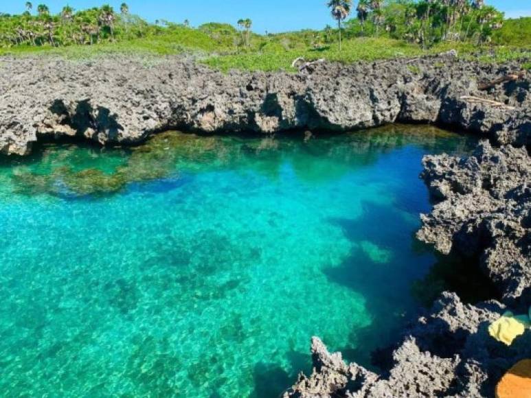 El tour guiado hasta la piscina natural tiene un costo de 700 Lempiras por persona.