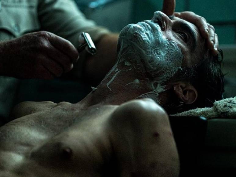 Una de las primeras imágenes oficiales de la nueva película “<b>Joker 2</b>”, en el que se puede ver a Phoenix tan delgado como en el primer film y siendo afeitado.