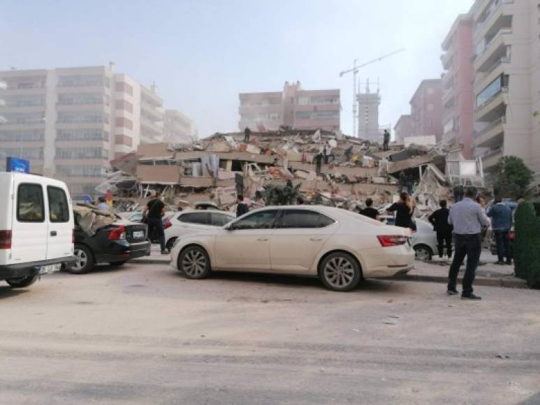 'Cuatro conciudadanos nuestros perdieron la vida en el sismo (...). En total resultaron heridos 120 conciudadanos', indicó el ministro de Sanidad, Fahrettin Koca, en Twitter.