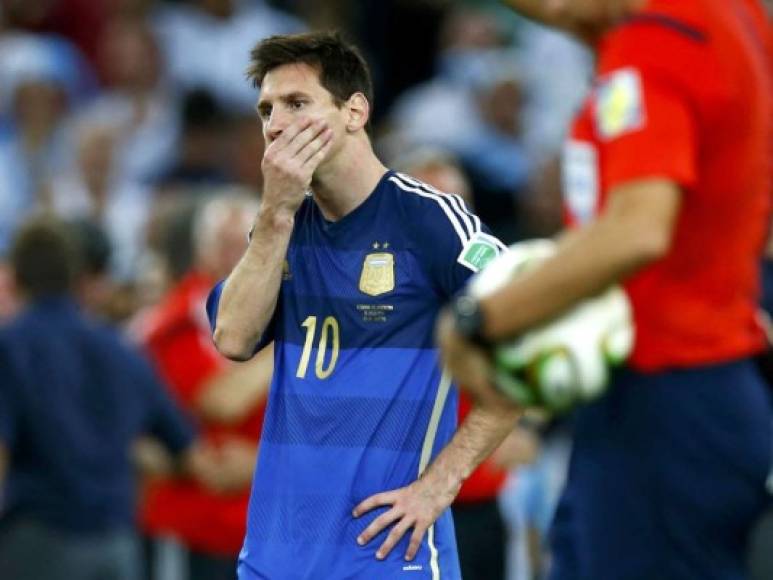 Para dejar de vomitar en los juegos, Messi tuvo que cambiar su dieta, la cual le implementó un nutricionista italiano que le recomendó Martín Demichelis, ex compañero de la selección.