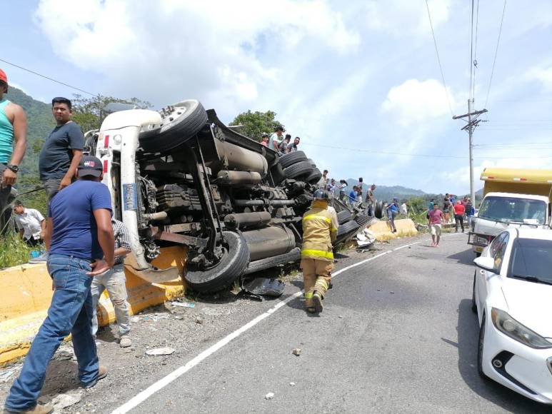 Varios heridos deja accidente entre rastra, rapidito y pick-up en Santa Rosa de Copán