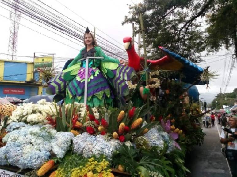 Las actividades del Festival de las Flores para el día de hoy continúan en la Plaza Cívica La Amistad con la Noche de las Linternas del Deseo. Miles de personas lanzan al cielo linternas flotantes como símbolo de amor, esperanza y paz.