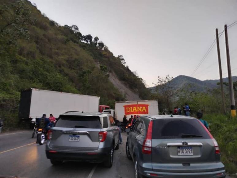 La acción de los locales provocó una enorme fila de vehículos que pretendían ingresar o salir de San Pedro Sula desde o hacia occidente. 