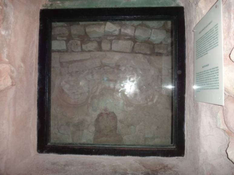 Túnel donde se aprecia una parte del Templo Rosalila protegido con vidrio, Parque Arqueológico Copán.