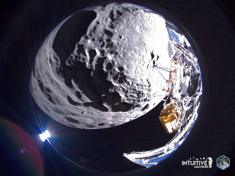 La sonda <b>Odysseus</b>, de la empresa estadounidense Intuitive Machines, envió sus primeras imágenes desde el punto más al sur de la Luna en el que se haya posado una nave espacial.