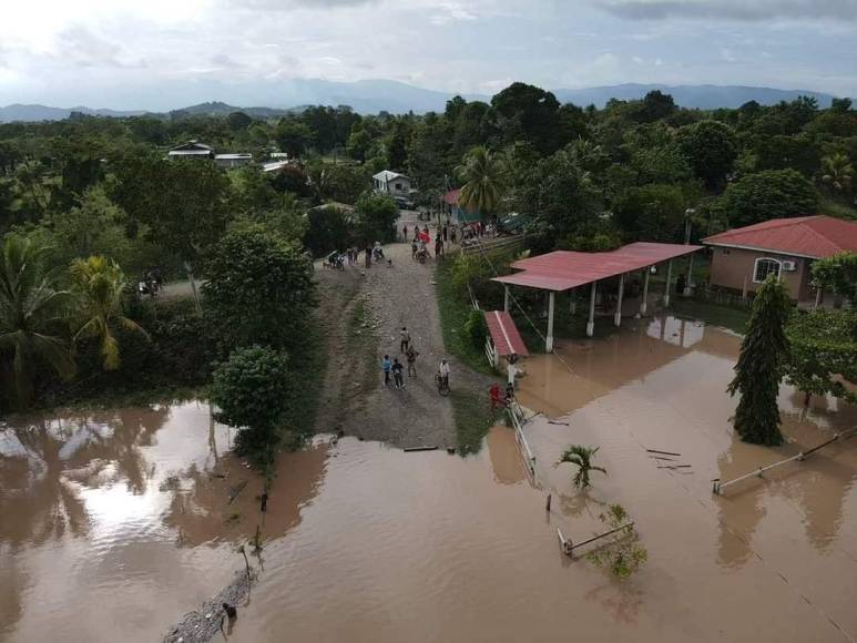 Decenas de personas fueron evacuadas de sus casas.