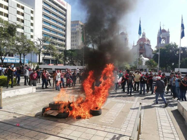 Los manifestantes, algunos portando palos y piedras, quemaron llantas frente al Palacio Municipal. 