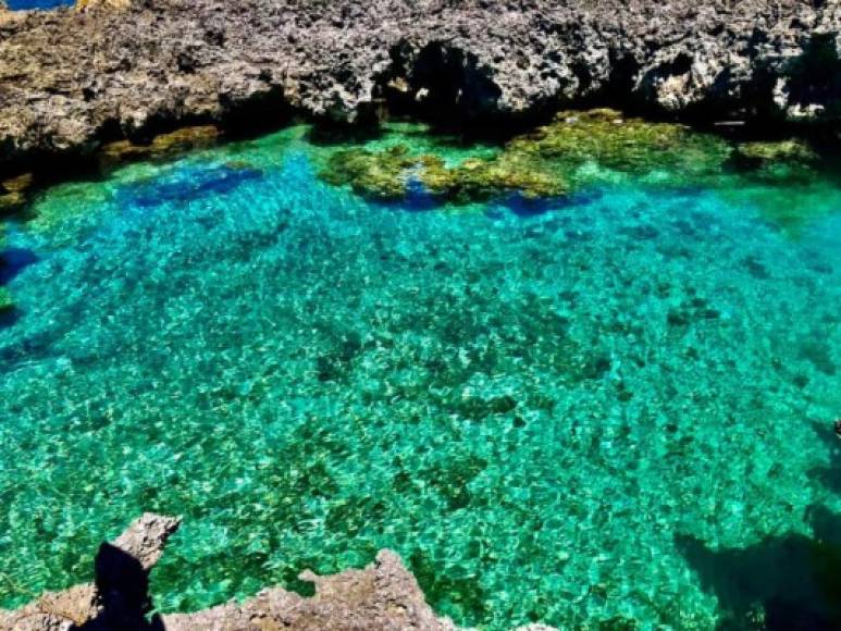 La piscina natural está ubicada al oeste de la isla en un lugar llamado: Spotted bay.