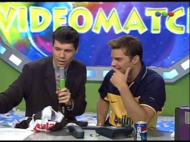El cantante puertorriqueño Ricky Martin vestido con la camisa de Boca Juniors.