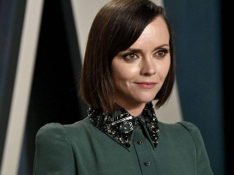 Christina Ricci: La actriz que le dio vida a Wednesday en los años 90, regresa a la serie producida por Tim Burton para dar vida a otro personaje; Marilyn Thornhill, una profesora de la Academia Nevermore (la escuela donde es enviada Wednesday).