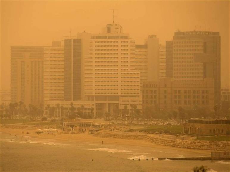 Tormenta de arena en la costa israelí de Tel Aviv.