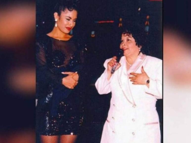 Esta imagen le ha dado la vuelta al mundo por aparecer con Yolanda Zaldivar, la asesina de Selena. Ese vestido negro y pelo recogido causó impactó en los noventas.