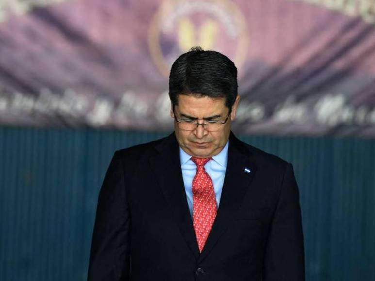 Conocido en Honduras por el acrónimo JOH el expresidente de 54 años se ha declarado “inocente” de los cargos que le imputa la justicia estadounidense, entre otros, “participación en una conspiración violenta de narcotráfico para recibir cargamentos de múltiples toneladas de cocaína” entre 2004 y 2022.