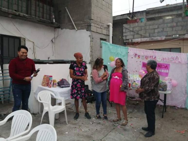 'Mi tía organizó su baby shower y nadie ha llegado desde las 3:00. Si quieren jalarse a jugar, véngase a héroes #1401 Tampico, Altamira', escribió la joven.