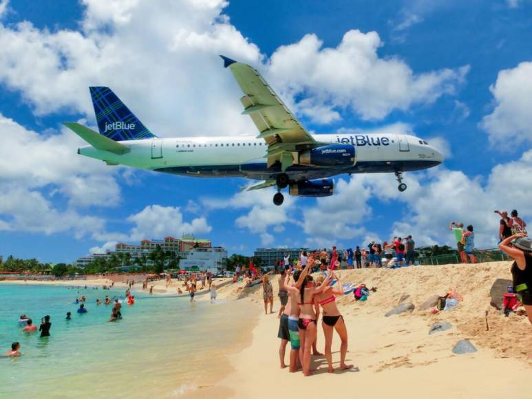 Aeropuerto Internacional Princesa Juliana (SXM), San Martín, es el principal aeropuerto de la isla caribeña de San Martín. Este aeropuerto es uno de los más activos; sin embargo, antes de aterrizar, los aviones sobrevuelan una playa y algunas carreteras, apenas fuera del alcance desde tierra. 
