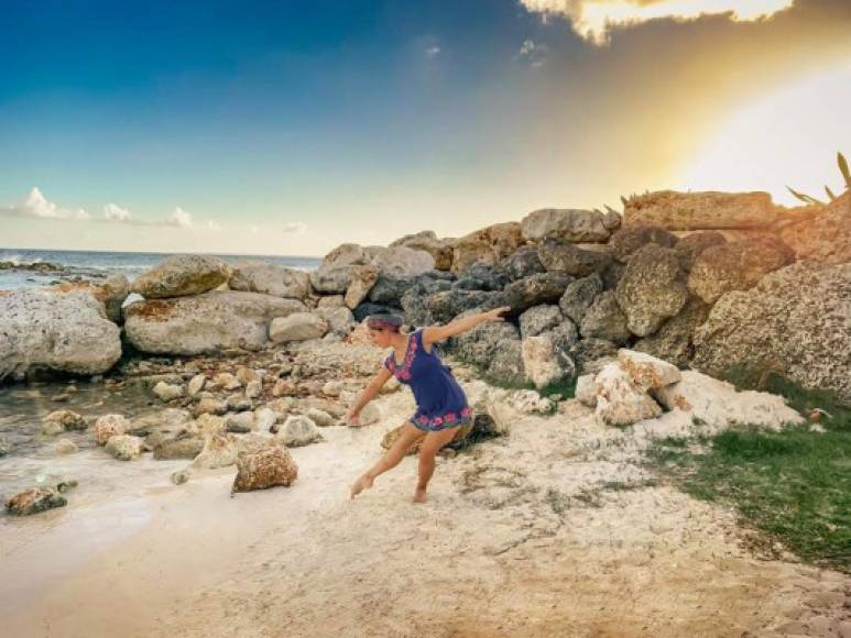 La nueva primera dama salvadoreña es una bailarina de ballet profesional. Durante el mandato de su esposo en la alcaldía de San Salvador, Gabriela promovió la danza como un programa cultural beneficiando a decenas de estudiantes con becas para este arte.