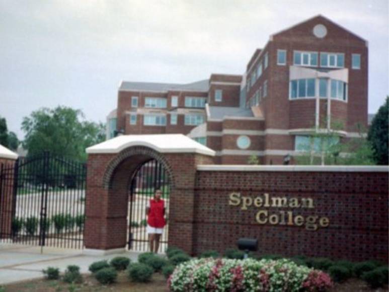 La universidad Spelman se encuentra en Atlanta (Georgia) y fue fundada en 1881 bajo el nombre de Seminario Femino Bautista de Atlanta. No fue sino hasta 1924 que se convirtió en escuela de estudios superiores.
