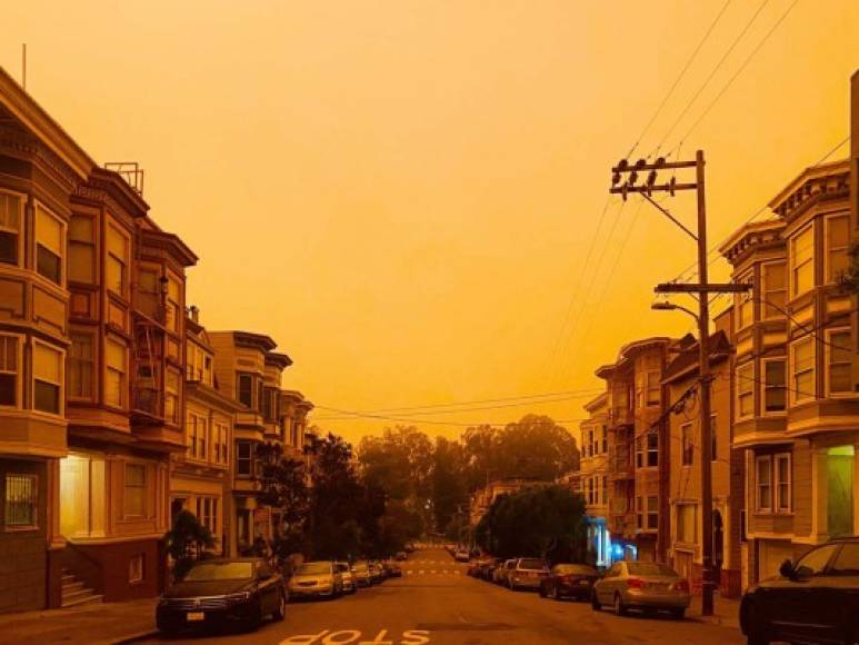 Lo que se describió como incendios forestales 'sin precedentes', alimentados por fuertes vientos y temperaturas abrasadoras, atravesaron una amplia franja de California, Oregon y Washington el miércoles, destruyendo decenas de hogares y negocios en los estados del oeste de Estados Unidos, y forzando a decenas de miles de residentes a evacuar.