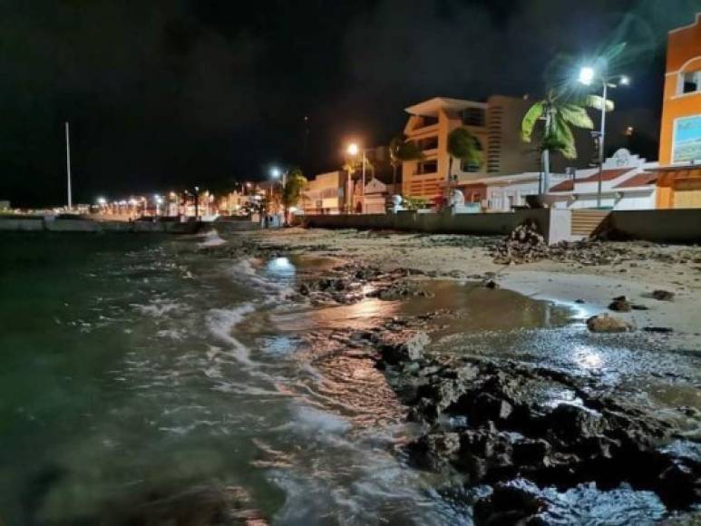 Usuarios en redes sociales compartieron imágenes que muestran al mar retroceder unos pocos metros previo a la llegada de Delta al Caribe mexicano.