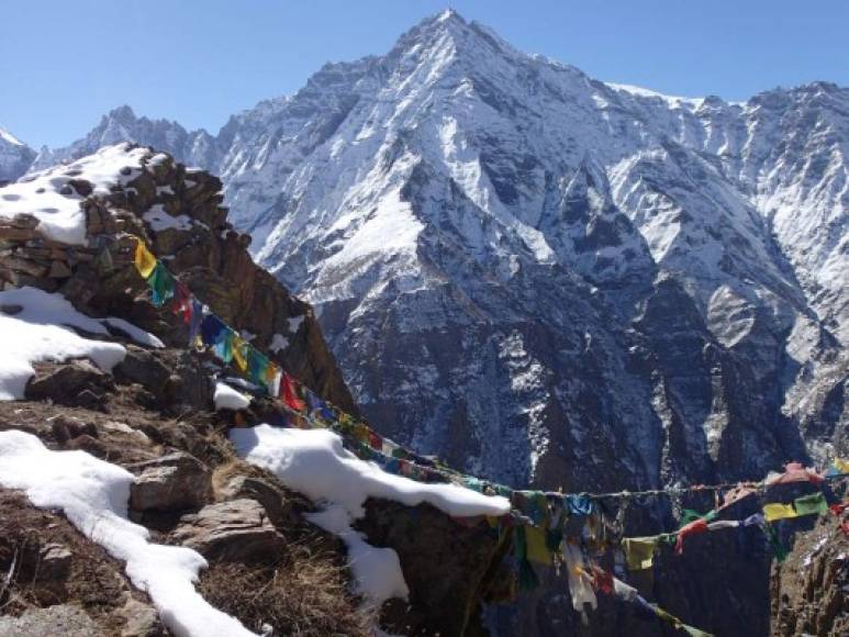 6. Nepal.<br/><br/>El país se define por sus contrastes: las cumbres más altas del mundo dejan paso a extensas llanuras; los templos budistas se funden con recintos de culto hindú; los saris y trajes tradicionales se confunden con la vestimenta de los miles de montañeros que se preparan para realizar alpinismo de las montañas del Himalaya.<br/><br/>La cumbre más alta del mundo, el monte Everest, se encuentra en este país y sólo los alpinistas más intrépidos logran conquistar su cima.