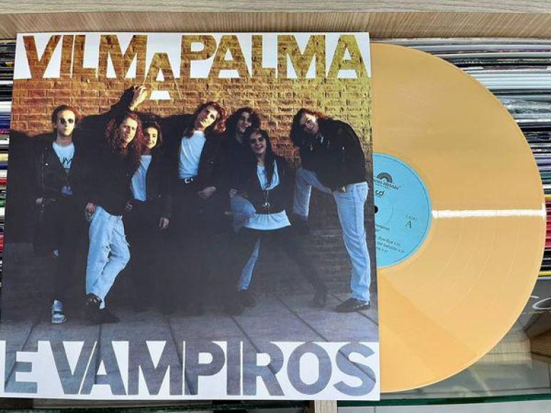 Debutan en 1991 con el disco “Vilma Palma e Vampiros”, de la mano del mega hit “La pachanga” y se convierten en revelación con 120.000 placas vendidas. El segundo disco, “3980” (1993), es también doble platino y consolidaron el suceso con la gira Latinoamericana, con 115.000 espectadores en total. Los roces con la compañía discográfica repercutieron en el tercer trabajo discográfico, “Fondo profundo” (1994), lo que los llevó a desvincularse y firmar con EMI un contrato de medio millón de dólares por tres años. El crecimiento se sintió de inmediato: la gira americana de 1995 reunió a un millón cien mil espectadores y lograron vender 600.000 discos en México.