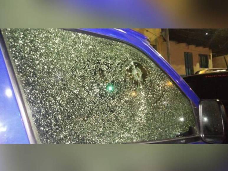 Los vidrios de los vehículos, puertas y paredes de la sede policial quedaron perforadas por las potentes balas