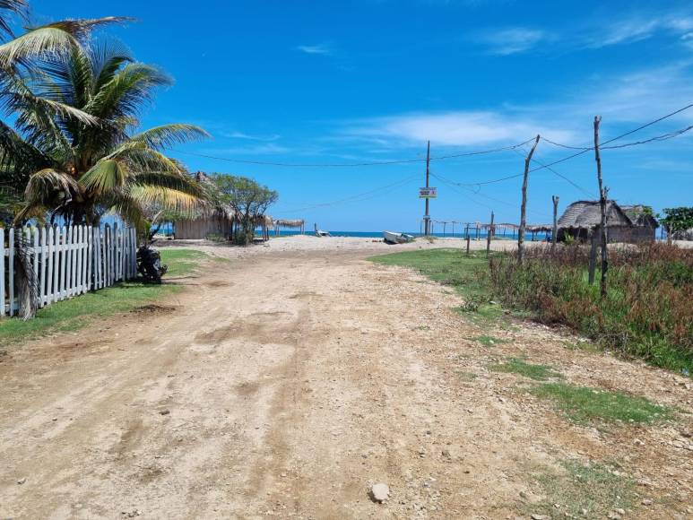 La playa de aldea La Rosita en Esparta donde Carlos Arnoldo Lobo creció como pescador. El sitio es de difícil acceso por una calle de tierra y a unos 30 kilómetros de la carretera CA-13, lo que le permitió al Negro Lobo operar el narcotráfico sin problemas. 